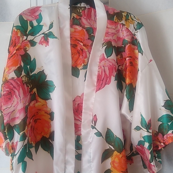 2 flowered Robes white and Peach Medium. Women's - Picture 3 of 13